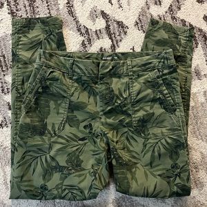 Old Navy size 6 pixie pants green palm tree leaves